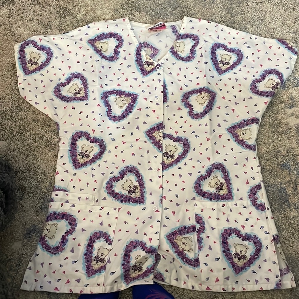 Women’s 3-pocket button up scrub shirt